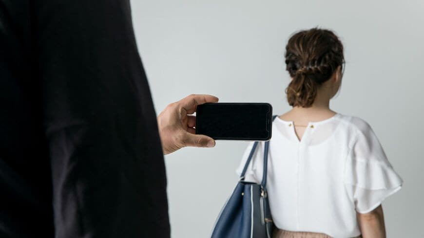 加害者に多い「大卒のごく普通の会社員」が求めるスリルと支配欲とは？ （写真：buritora／PIXTA）