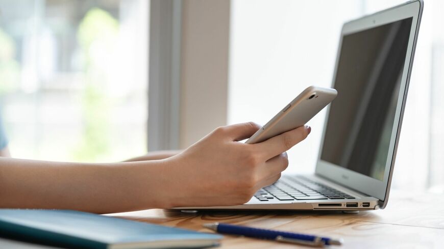 スマートフォンを操作する人物の手元