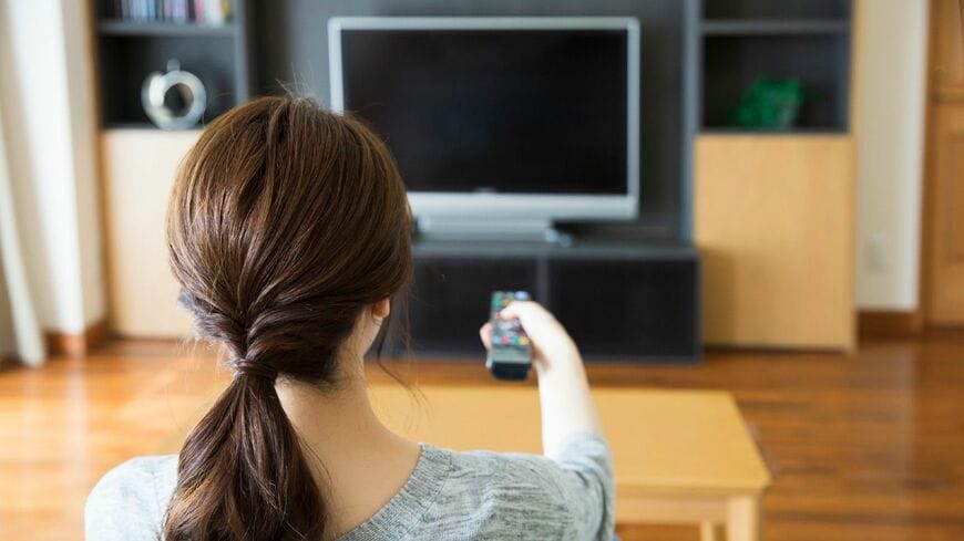 コロナ禍は日本人のメディア視聴のあり方にも大きな変化を与えている（写真：muu / PIXTA）