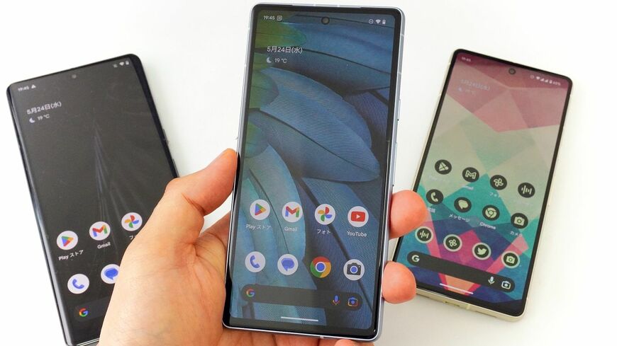 5月11日に大手3キャリアとグーグルから発売になったPixel 7a（写真中央、直販価格6万7200円）。廉価モデルながら上位モデルのPixel 7（右、同8万2500円）やPixel 7 Pro（左、同12万4300円）と機能は近く、出足も好調だった（筆者撮影）