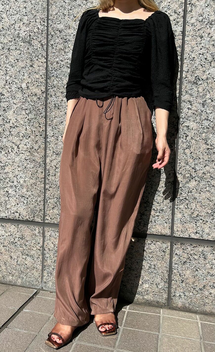 ゆるっとしたパンツに合わせたイメージ