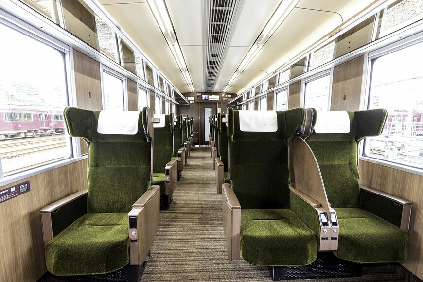ゴールデンオリーブ色のモケットのリクライニングシートが3列配置で優雅に並ぶプライベースの車内（写真：レイルマンフォトオフィス）