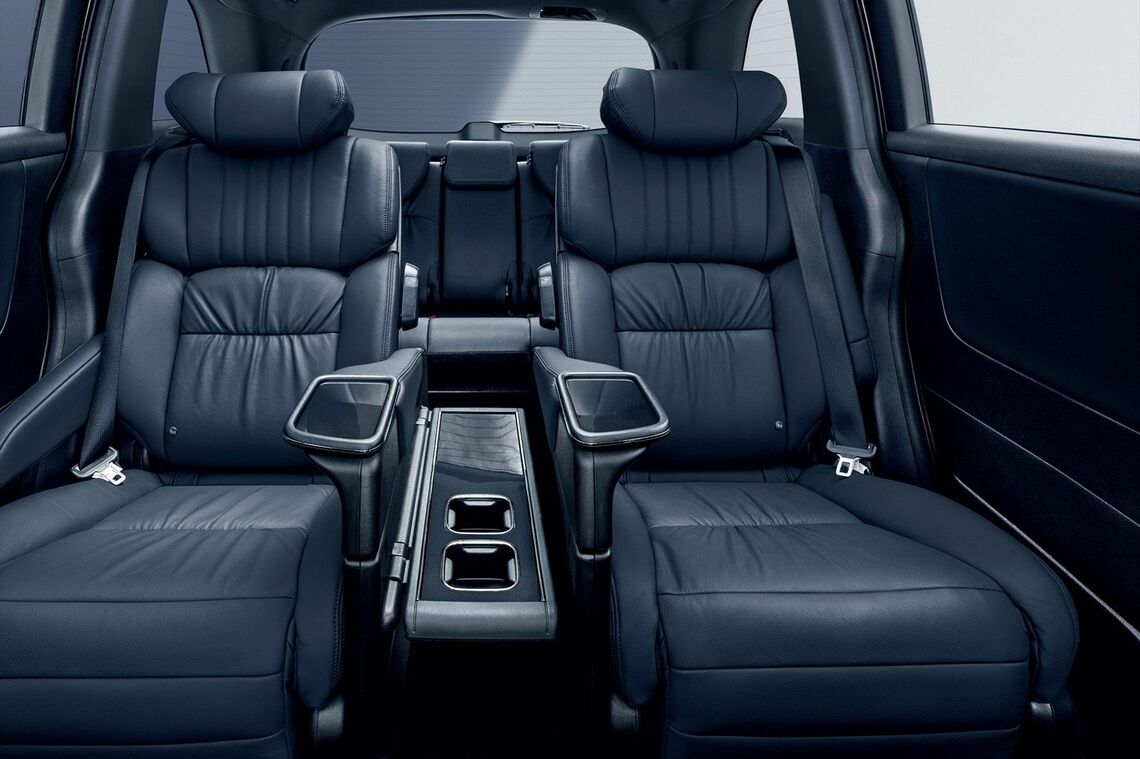 豪華さが強調される2列目シート（写真：本田技研工業）