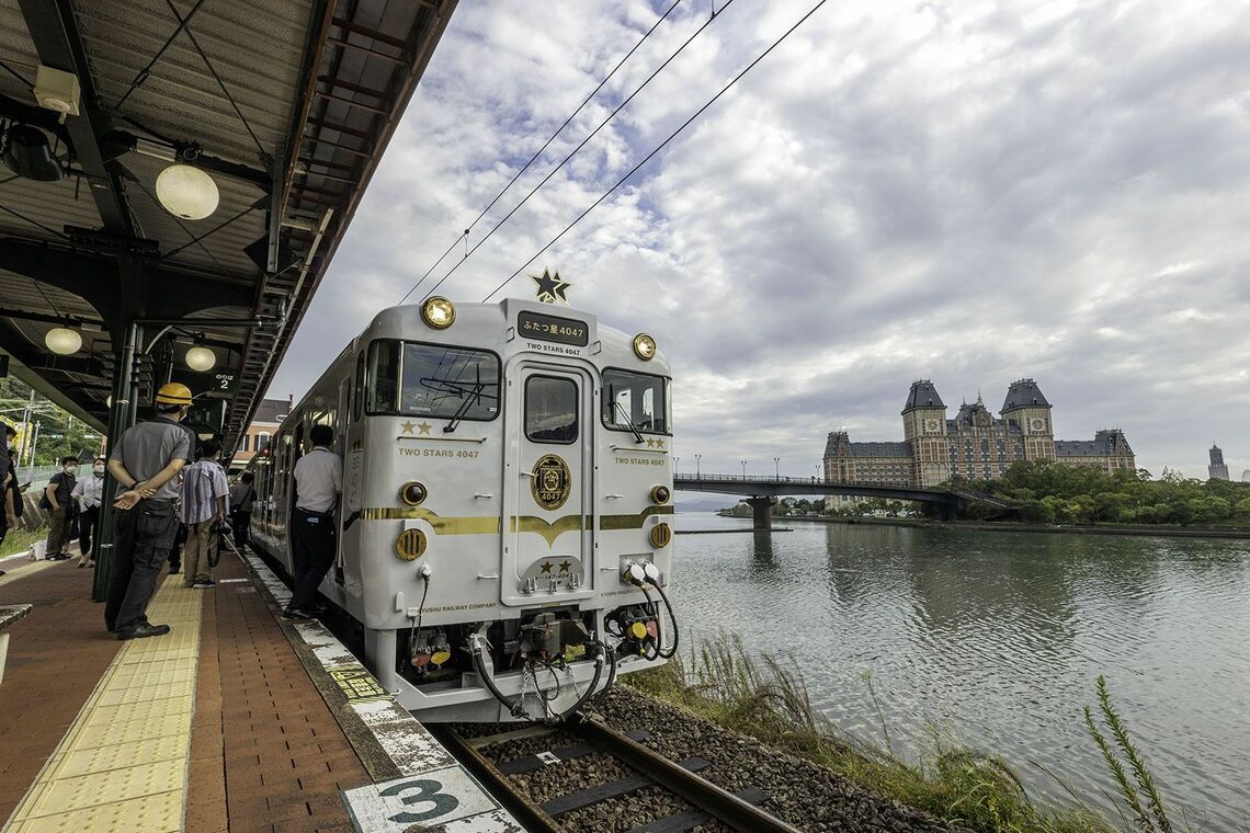 欧風リゾートホテルを望むと「ふたつ星4047」はハウステンボス駅に到着。D&S列車に乗ると再訪したい気分もなおさらであり今後の活気が期待される（撮影：久保田 敦）