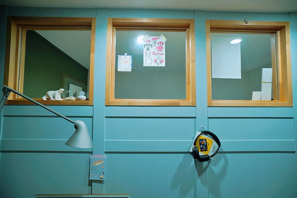 間仕切り壁の圧迫感が室内窓があるため軽減されている（写真撮影／福永尚史）