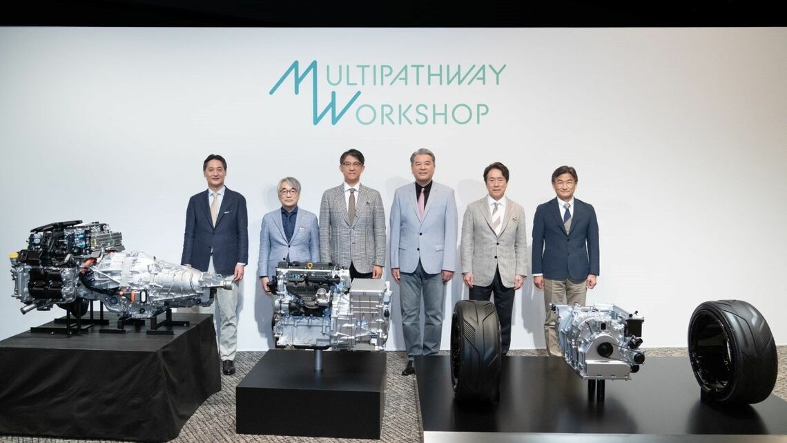 トヨタ、マツダ、スバルの3社のCEOとCTOが勢ぞろいし、次世代エンジン開発について説明した（写真：トヨタ自動車）