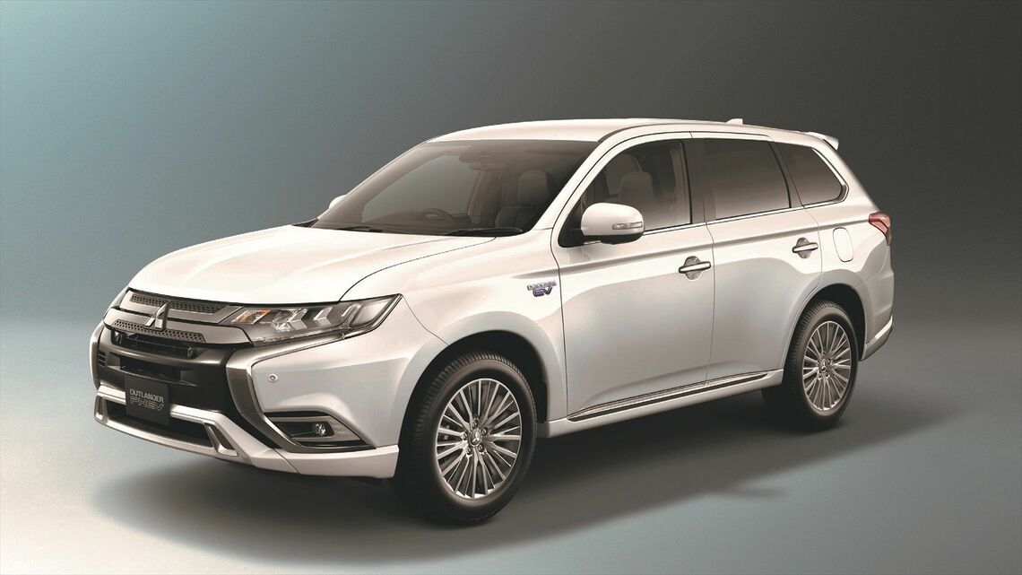 先代アウトランダーPHEV（写真：三菱自動車工業）