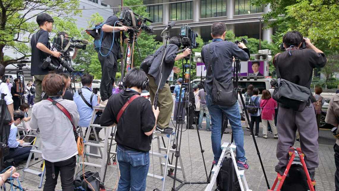東京都議選を取材する報道陣。しかし、その取材結果が電波に乗る時間はあまりに短いのが現状だ(写真:時事)