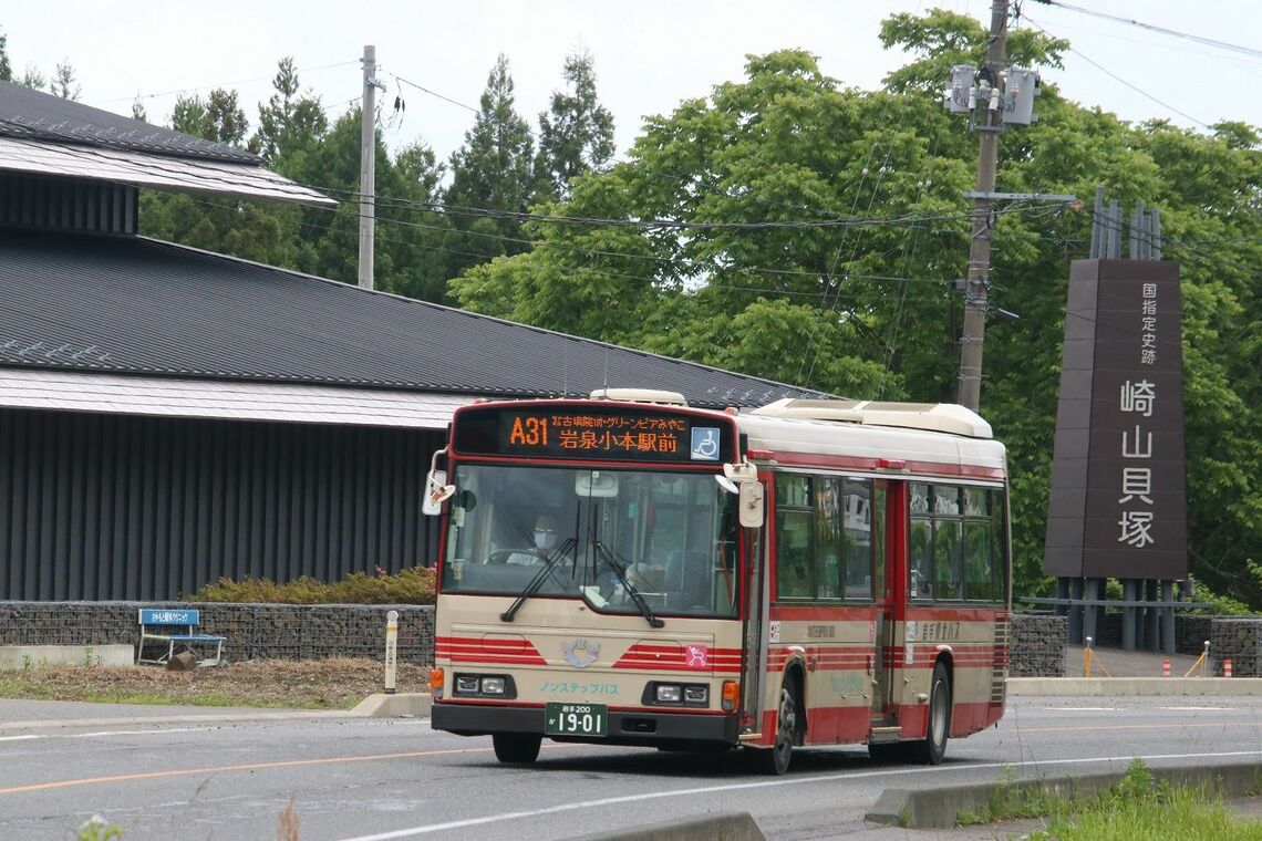 崎山貝塚バス停に到着する岩泉小本駅前行き（筆者撮影）