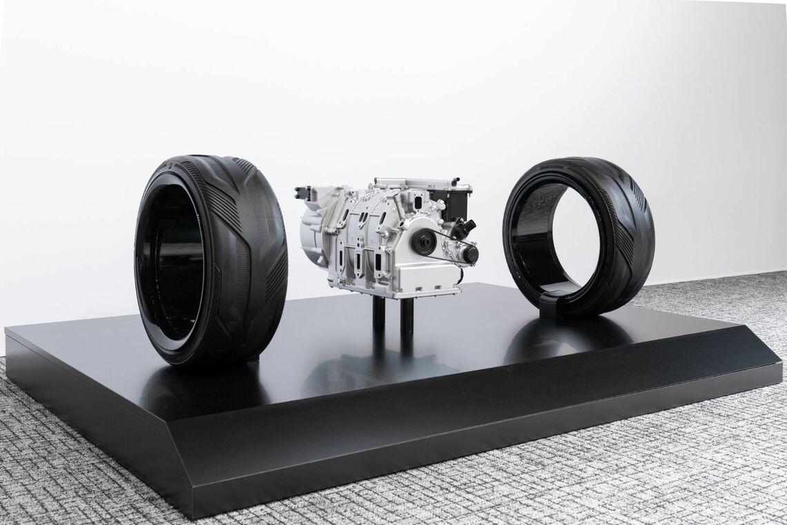 マツダはロータリーエンジンを組み合わせたハイブリッドシステムを披露（写真：トヨタ自動車）
