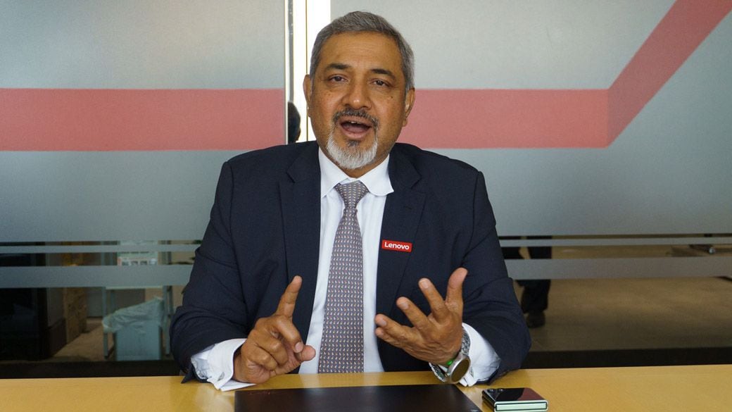 インタビューに応じるバブー氏