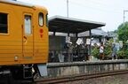 五郎駅で「伊予灘ものがたり」を出迎える住民