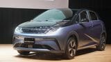 中国のBYDは、コンパクトEV「ドルフィン」の日本での価格を363万円からとした。国の補助金65万円を勘案すれば、普及の目安とされる300万円を割り込む298万円となる（記者撮影）