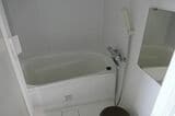 乗務員用の浴室。バスタブ付きのほかシャワーブースがある（記者撮影）