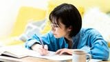 勉強中の女性