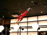 天井から釣り下がるロケットのオブジェ（写真：筆者撮影）