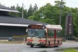 崎山貝塚バス停に到着する岩泉小本駅前行き（筆者撮影）