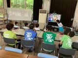 行事に、日常生活に、何かと島民に愛用されている「悪」Tシャツ。元々、学校の書道の先生が書いた文字をTシャツにしたところ、島の人たちも欲しがり、注文を取りまとめて発注する仕組みになった。現在は島の自治会の管轄になり、観光客用にも売店で販売（画像提供：片野田隆紀）