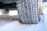 雪道にはスタッドレスタイヤやスノータイヤ、タイヤチェーンなどが欠かせません（写真：YsPhoto／PIXTA）