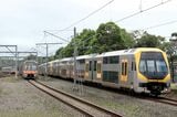 シドニートレインズは複々線区間で快速運転も。右はフランスとの合作車両（筆者撮影）