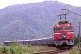 国鉄時代の北陸本線新疋田付近を走る、EF81形牽引のブルートレイン「日本海」（撮影：南正時）