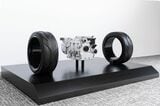 マツダはロータリーエンジンを組み合わせたハイブリッドシステムを披露（写真：トヨタ自動車）