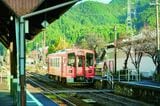 岐阜県を走るローカルな「長良川鉄道」の風景（©2025映画『ブラック・ショーマン』製作委員会）