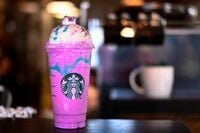 スタバ｢ユニコーンフラペチーノ｣人気のワケ バリスタから｢地獄のフラペチーノ｣との悲鳴