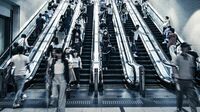 エスカレーター｢片側空け｣は本当に危険なのか 重要なのは｢手すりにつかまる｣かどうかだ