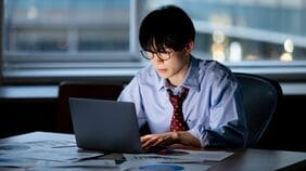｢効率化したら仕事が増えた｣ AIをよく使う人ほど残業時間が長くなる？ 日本企業をむしばむ"忙しさの病理"