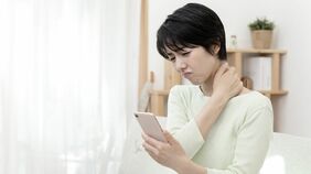気づいたら猫背に…いまや現代人の｢標準姿勢｣となった《スマホ姿勢》から来る肩こり･首こりをほぐす3つの"神ツボ"