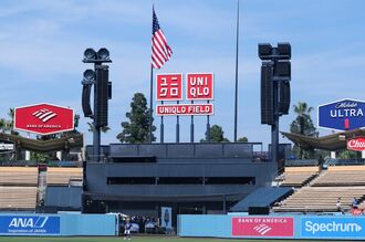 ファストリ、伝統の球場に「ユニクロ」看板加速へ