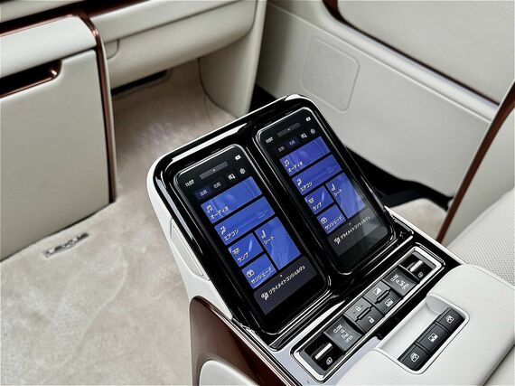 後席に脱着可能なリモコン式リアマルチオペレーションパネルをはじめ後席ドアの開閉機構やスマートフォンを置けるトレイなどが設けられた