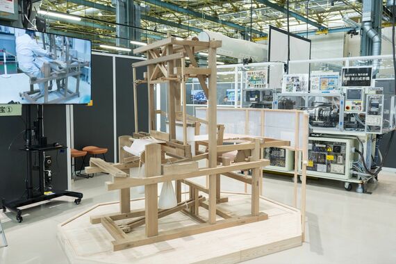 トヨタ創業の精神を実感する、当時24代の豊田佐吉が考案した「豊田式木製人力織機」（写真：トヨタ自動車）