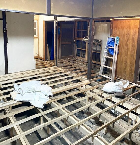 床を作り直すDIYの様子