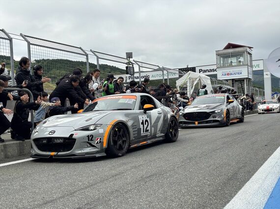 富士24時間レースを完走し、チーム関係者から祝福を受けるST-Qクラスの「マツダ スピリッ トレーシング ロードスター」と「マツダ スピリット レーシング 3 フューチャーコンセプト」(筆者撮影)