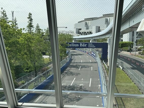 東京ビッグサイトの連絡通路から見えたコースの一部(筆者撮影)
