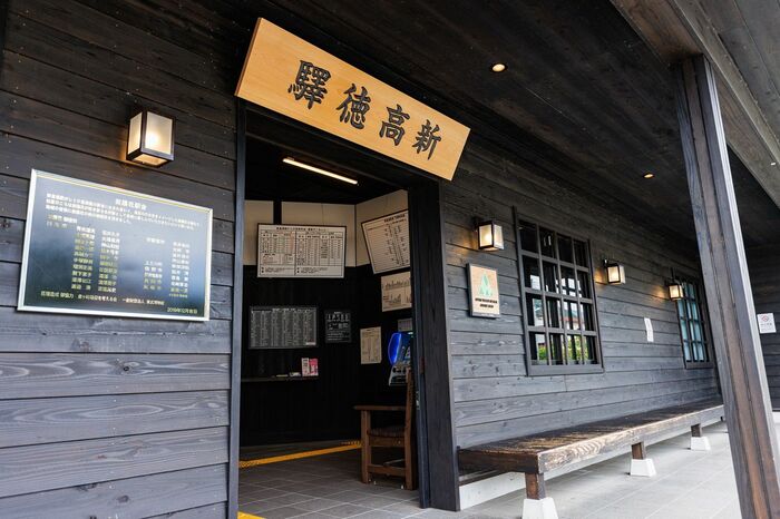 新高徳駅の駅名看板も右から左へ。レトロな雰囲気が