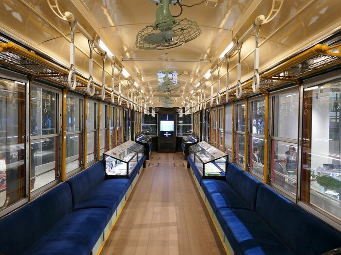 車内には展示コーナーを設けた
