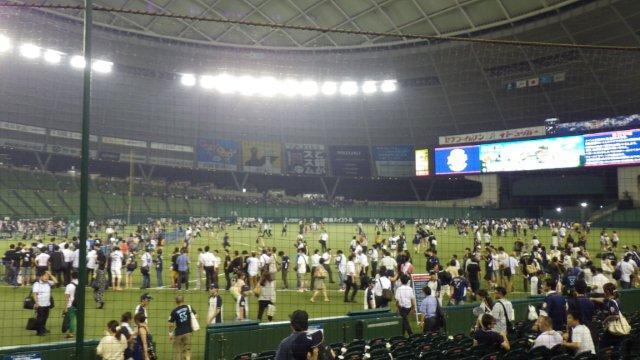 観戦者は誰でもフィールドに入れる