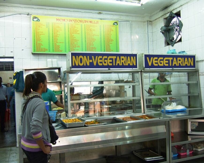 マレーシア、ジョホール・バルのインド料理店。作り置きの料理は菜食・非菜食に分けて提供されている（写真：筆者撮影）