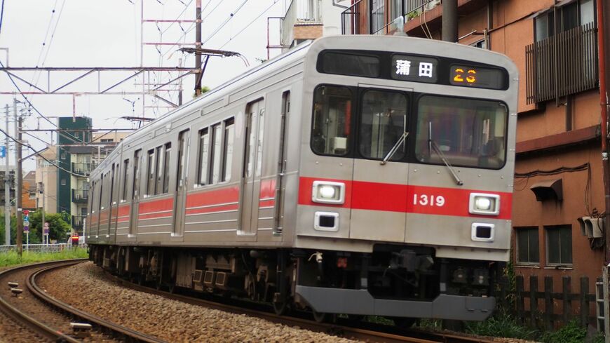 矢口渡―蒲田間を走る東急多摩川線の電車。新空港線の第1期整備は同線を京急蒲田まで延ばす計画だ（記者撮影）