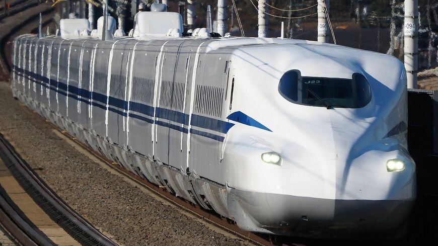 疾走する新幹線N700S。鉄道の運転士は子どもたちの憧れの職業の1つだ（写真：TETSUYA氏／PIXTA）