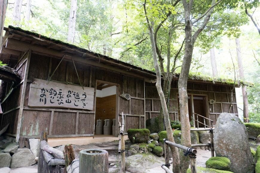 お手洗い棟。荷物掛けが太めの枝になっているなど、自然の造形を生かして暮らしに取り入れる知恵が勉強になる（筆者撮影）