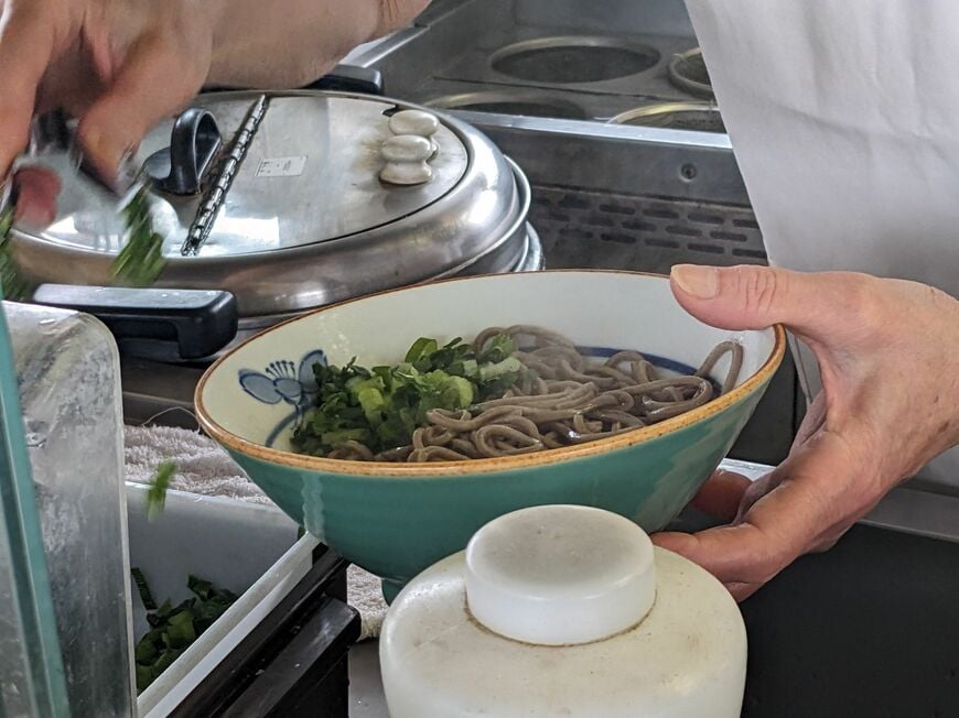 桃中軒。そばを作る様子（筆者撮影）