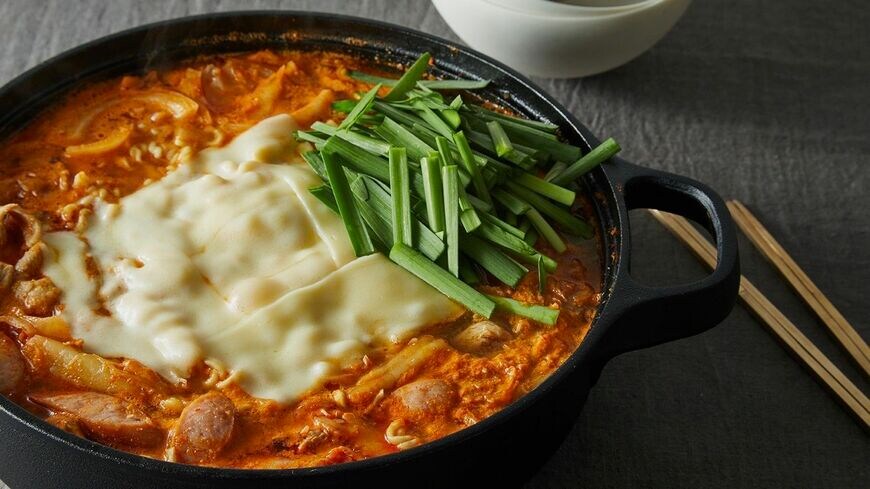 ラーメンが入った韓国の鍋料理「プデチゲ」は老若男女に愛される味（写真：吉澤健太）