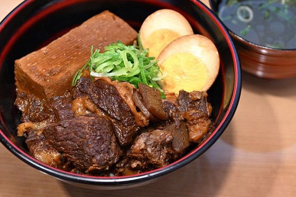 看板メニューは「肉めし」（税込1000円）。これだけでも満足できるボリュームだが、さらにそばを加えたセットメニューが人気だという（撮影：風間仁一郎）