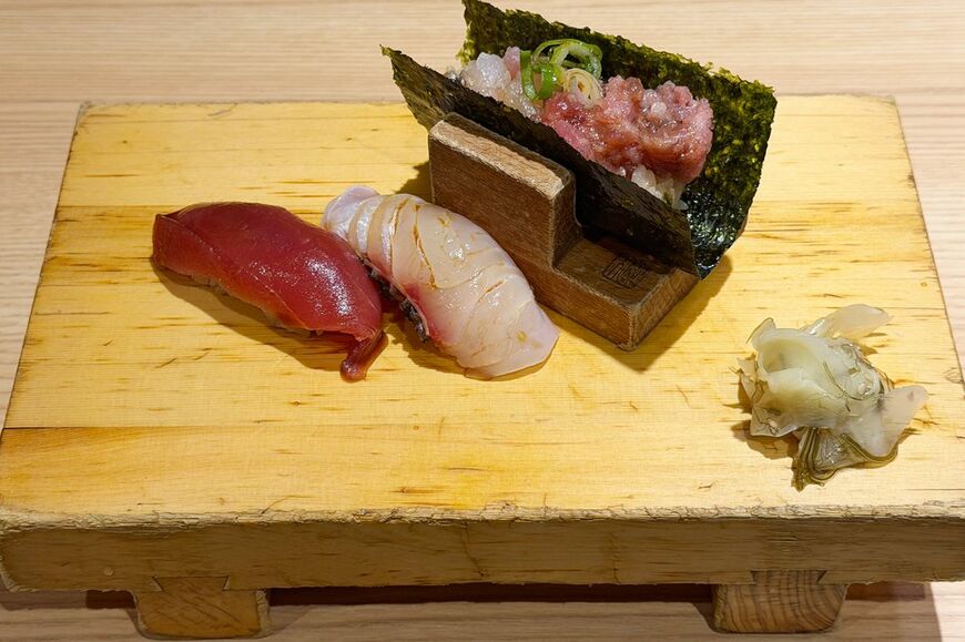 寿司下駄に載った寿司は、マグロと真鯛の握りと海鮮手巻き（写真：筆者撮影）