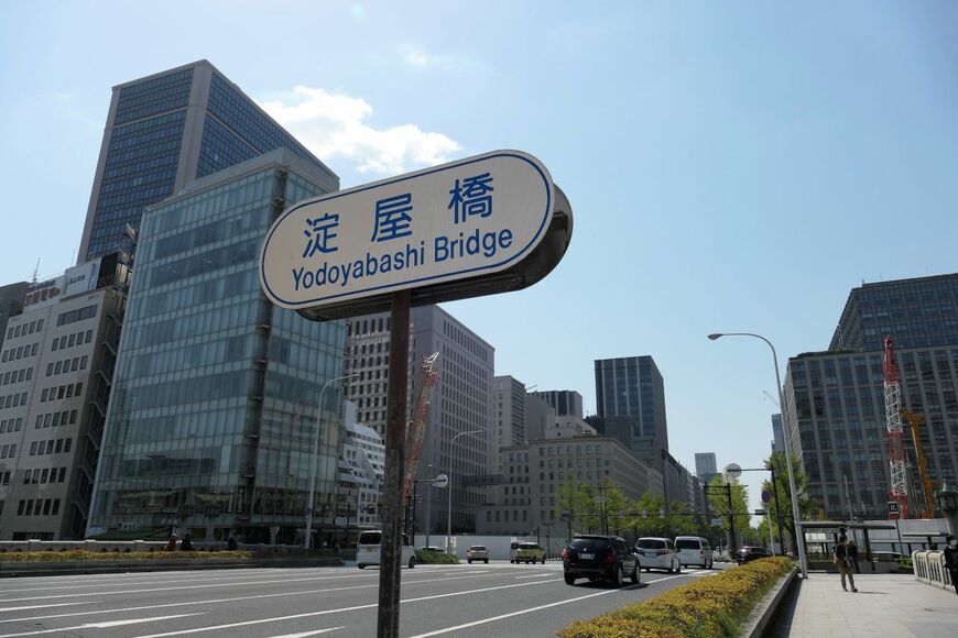 淀屋橋の北側から見た駅方面。御堂筋の東西で建設工事が進む＝2023年4月（記者撮影）