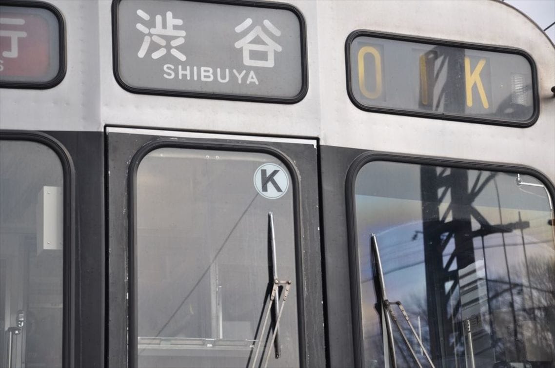 丸の中に「K」は東武線乗り入れ非対応車の印だ